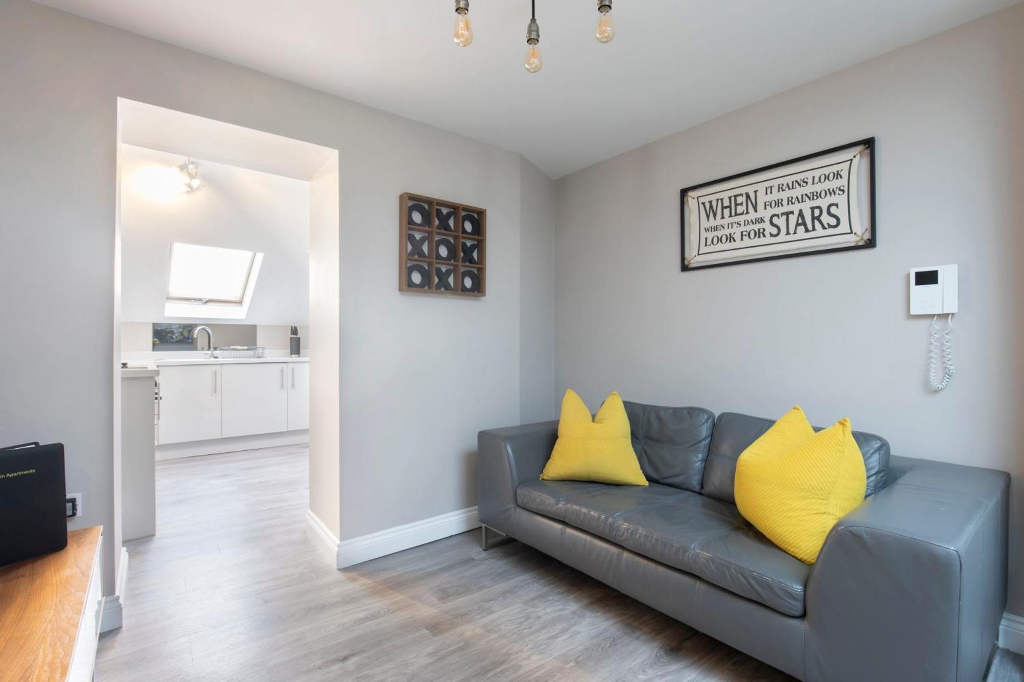 צ'לטנהם Elliot Oliver - Modern 2 Bedroom Town Centre Apartment מראה חיצוני תמונה